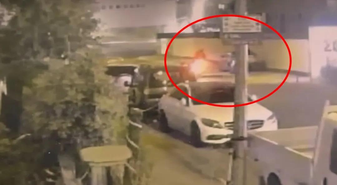 Batman'da park halindeki otomobili ateşe veren şüpheliler kamerada