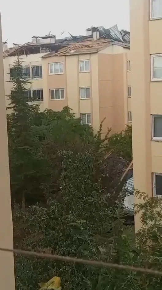 Bingöl'de etkili olan şiddetli rüzgar binaların çatılarını yerinden söktü