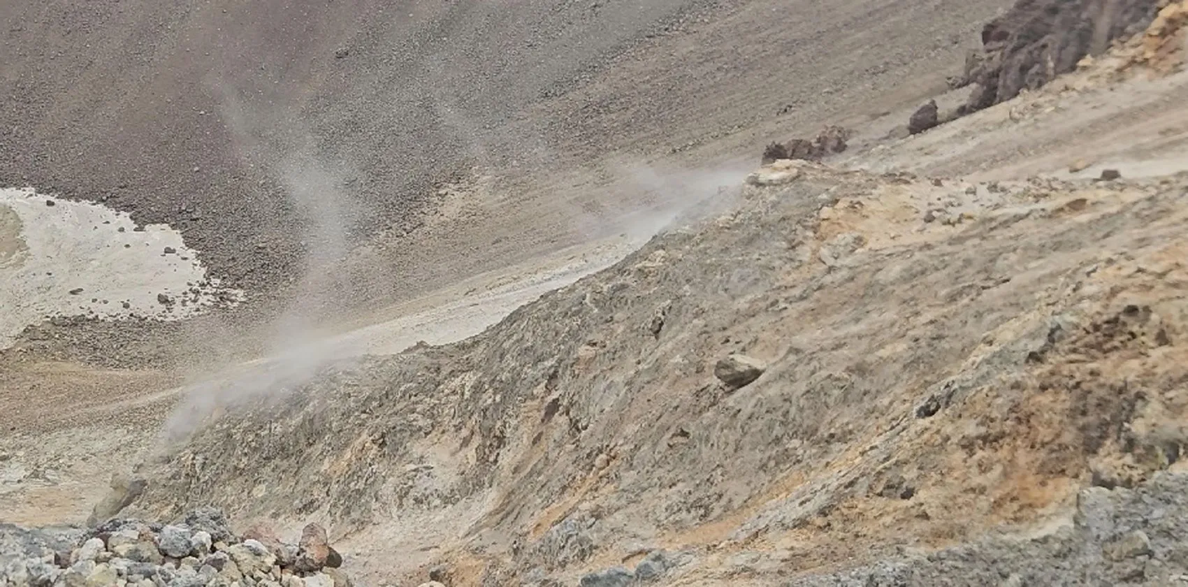 Tendürek Dağı'nın kraterine indiler: Adeta cehennem çukuru gibi