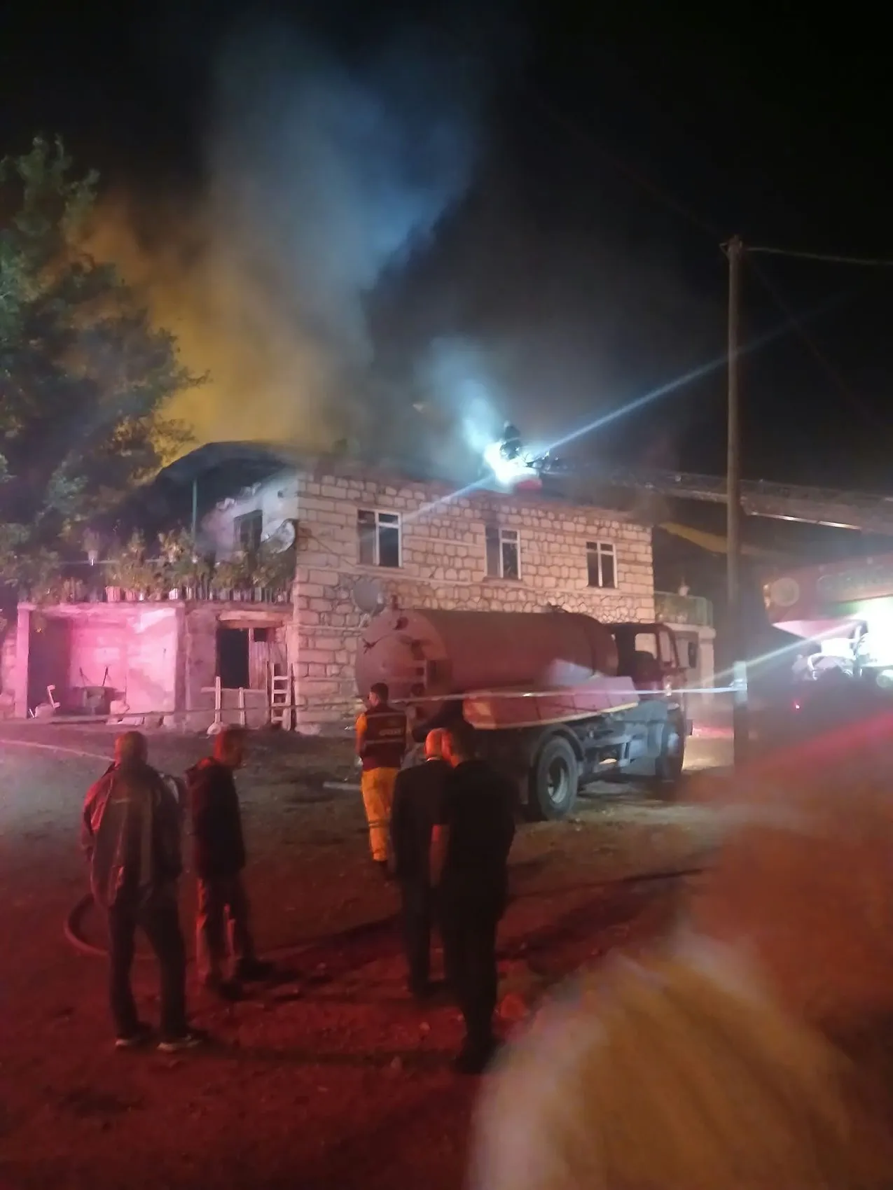 Elazığ Karakoçan'da çıkan ev yangınında yaşlı çift hayatını kaybetti