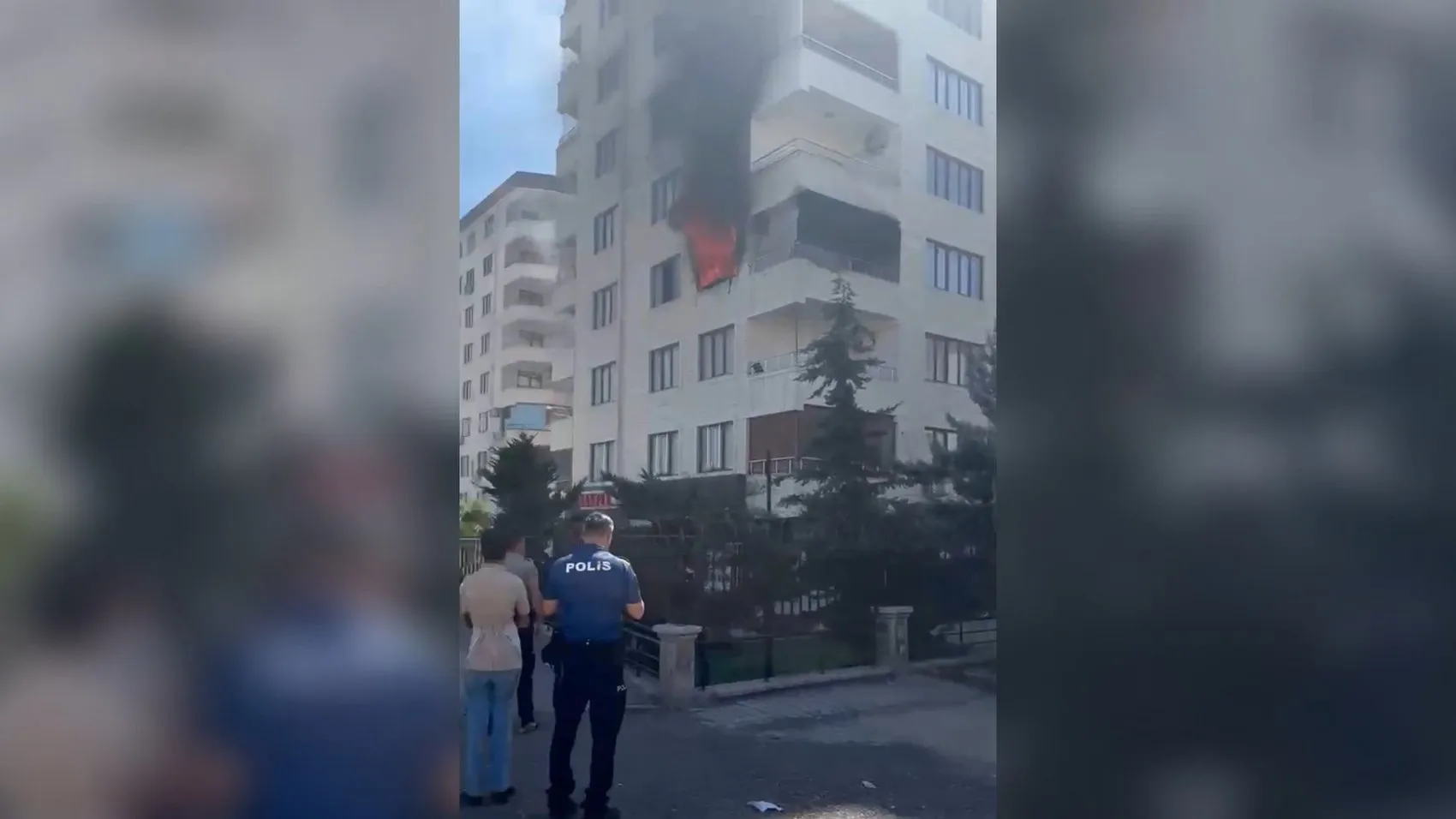 Şanlıurfa'da sekiz katlı binada korkutan yangın paniği