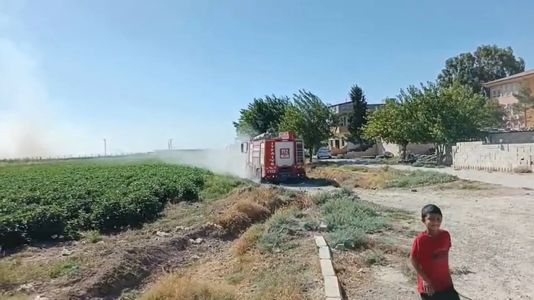 Akçakale sınır hattındaki mayınlı bölgede çıkan yangın paniğe neden oldu