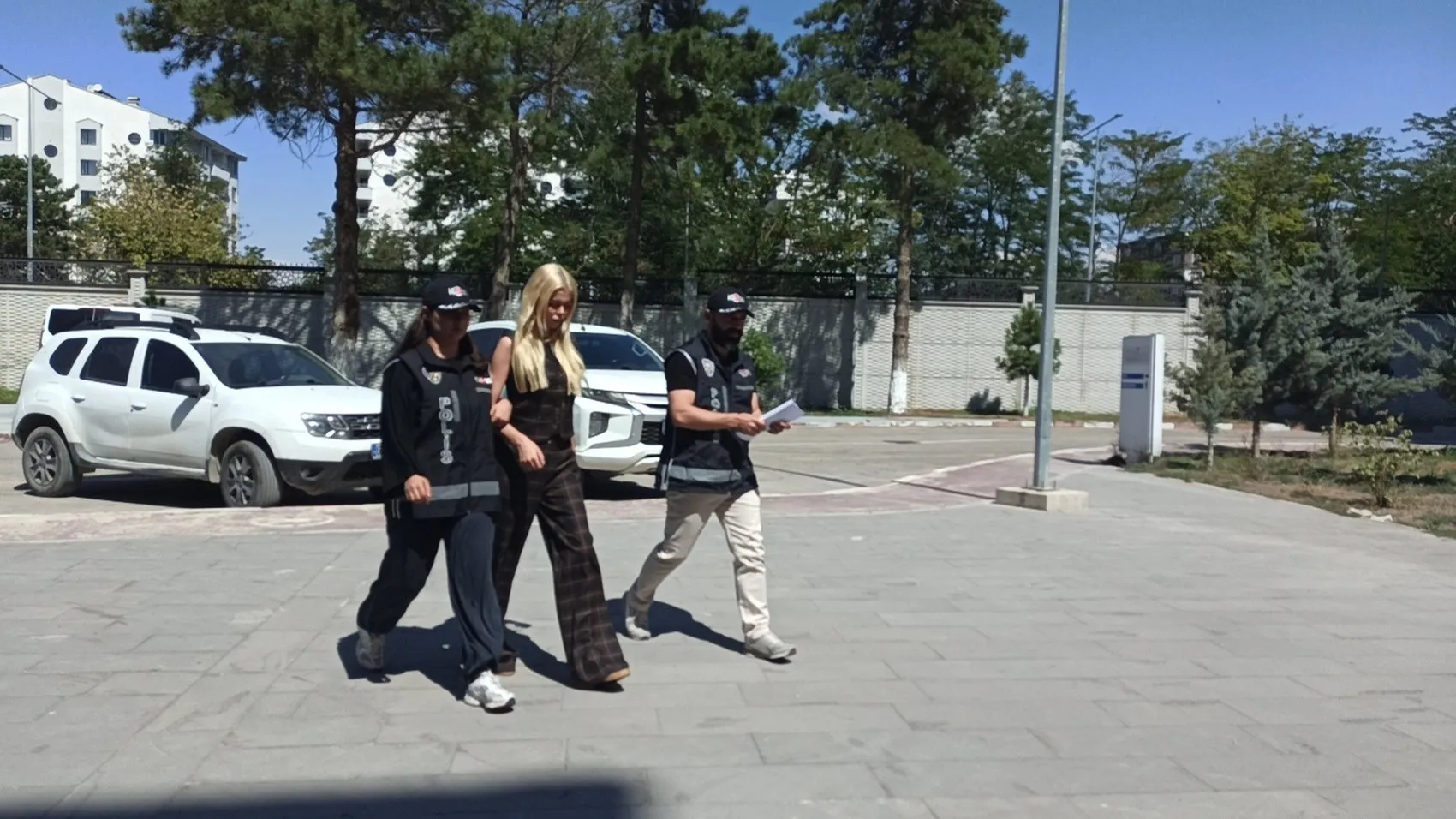 Düğün görüntüleriyle gündeme gelen Çağla Öz Tançalan Van'a getirildi