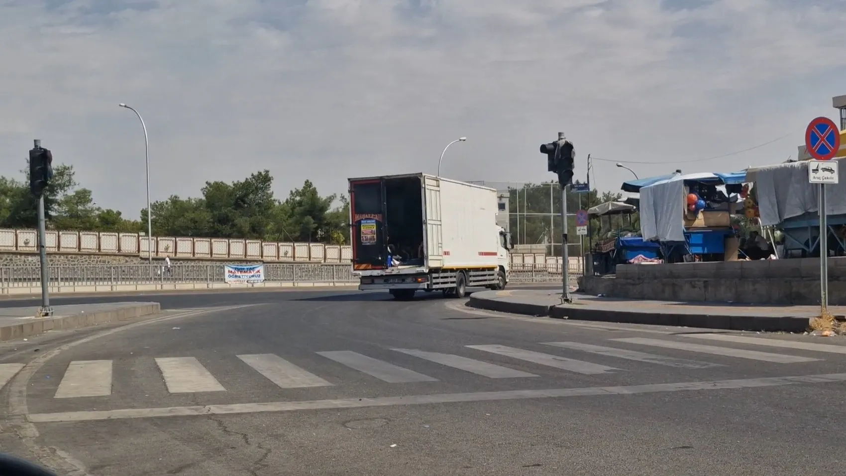 Diyarbakır trafiğinde kamyonet kasasında tehlikeli yolculuk kameraya yansıdı