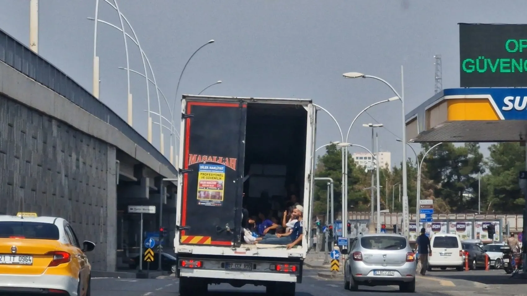 Diyarbakır trafiğinde kamyonet kasasında tehlikeli yolculuk kameraya yansıdı
