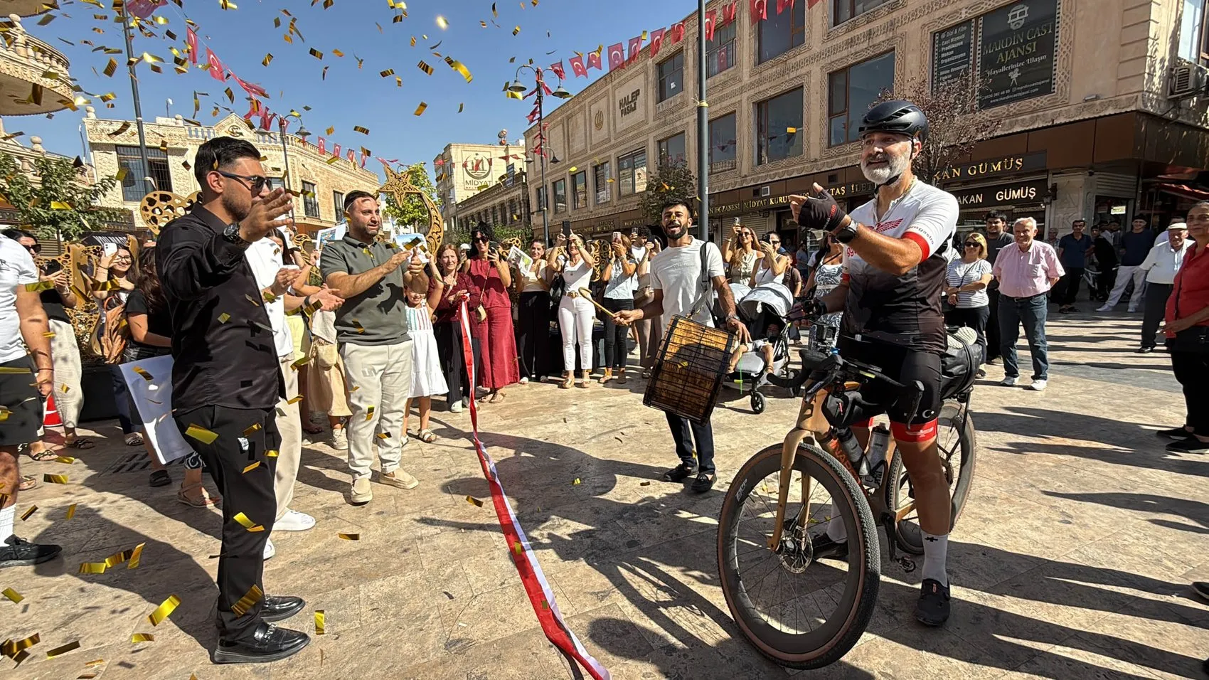 İsviçre'den Midyat'a 4 bin 500 kilometre pedal çevirerek ata toprağına döndü