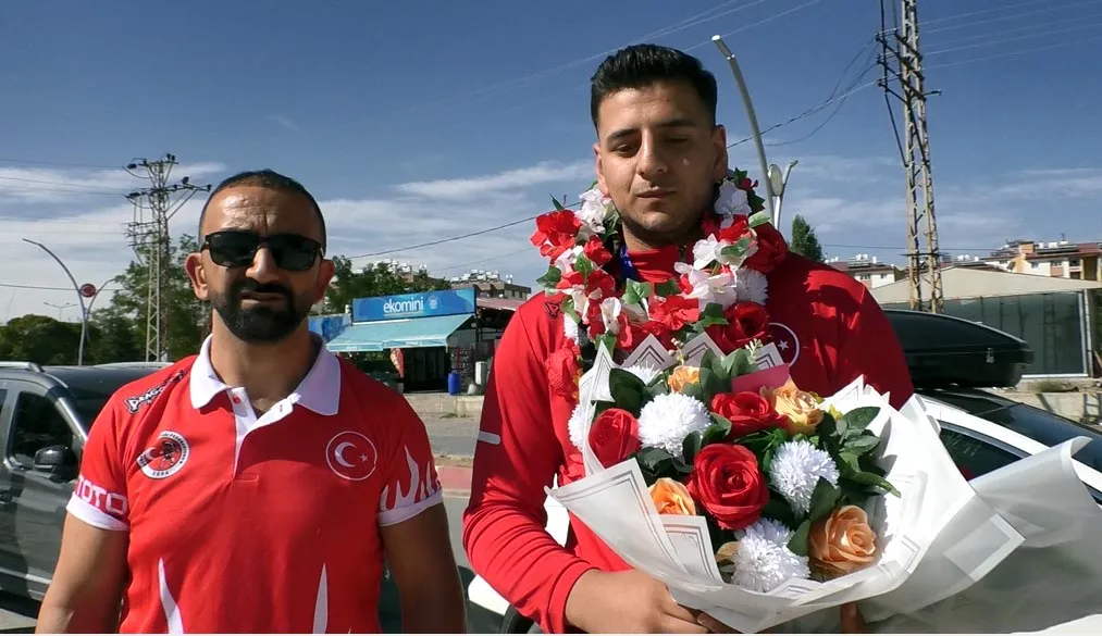 Dünya şampiyonu Furkan Bilici memleketi Van'da büyük bir coşkuyla karşılandı