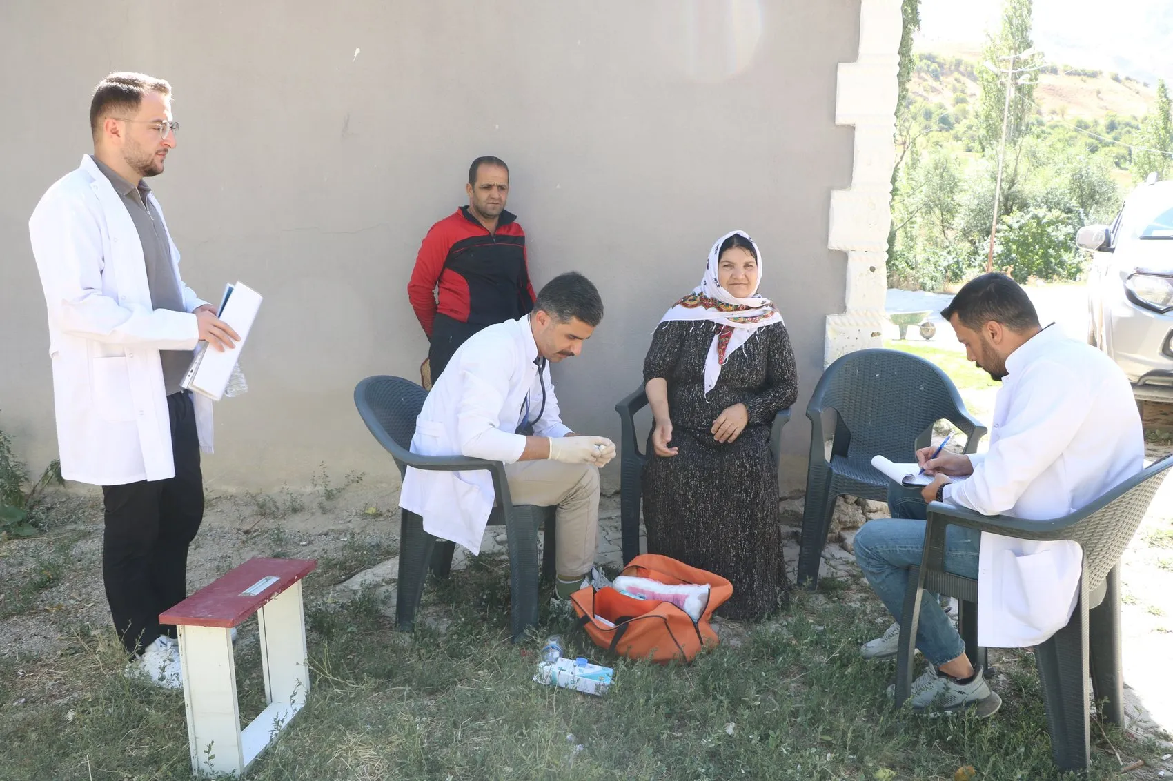 Hakkari'de sağlık ekipleri sınır köylerindeki vatandaşların ayağına gidiyor