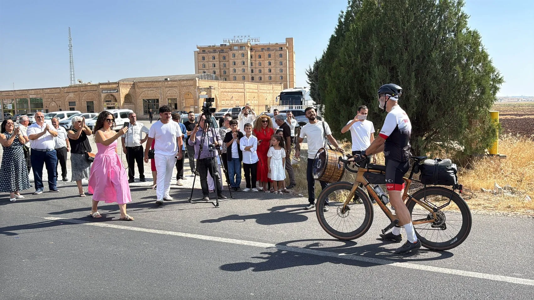 İsviçre'den Midyat'a 4 bin 500 kilometre pedal çevirerek ata toprağına döndü