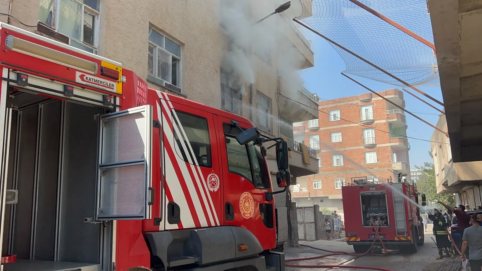 Bismil'de apartman yangını mahsur kalan kadını vatandaşlar kurtardı