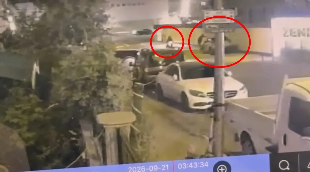 Batman'da park halindeki otomobili ateşe veren şüpheliler kamerada