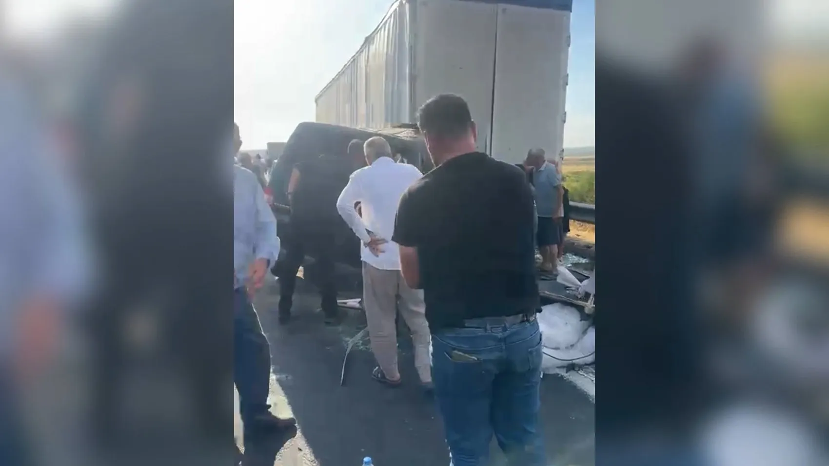 Şanlıurfa'da minibüs TIR'a çarptı: 2 kişi yaşamını yitirdi