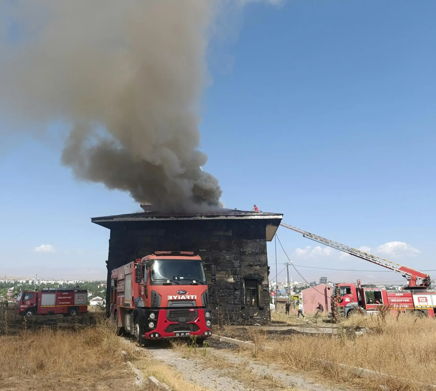 Ağrı Şehir Mezarlığı içindeki camide yangın paniği