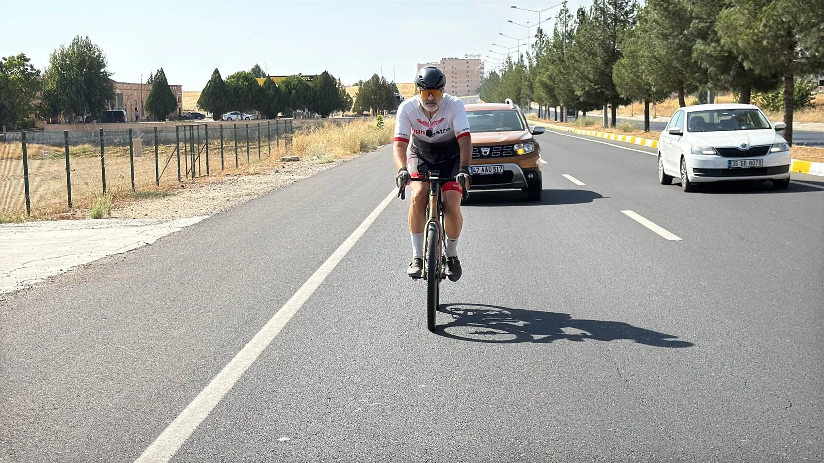 İsviçre'den Midyat'a 4 bin 500 kilometre pedal çevirerek ata toprağına döndü