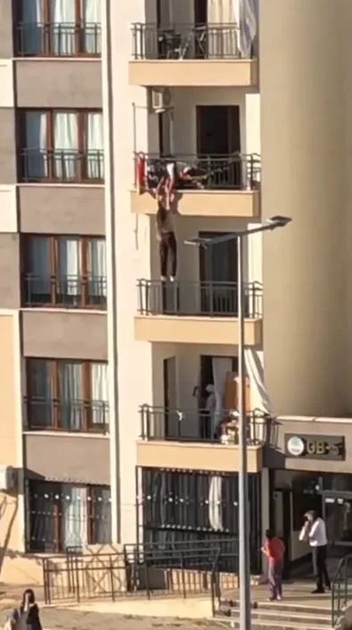 Diyarbakır'da balkondan düşmek üzere olan çocuğu tırmanarak kurtardı