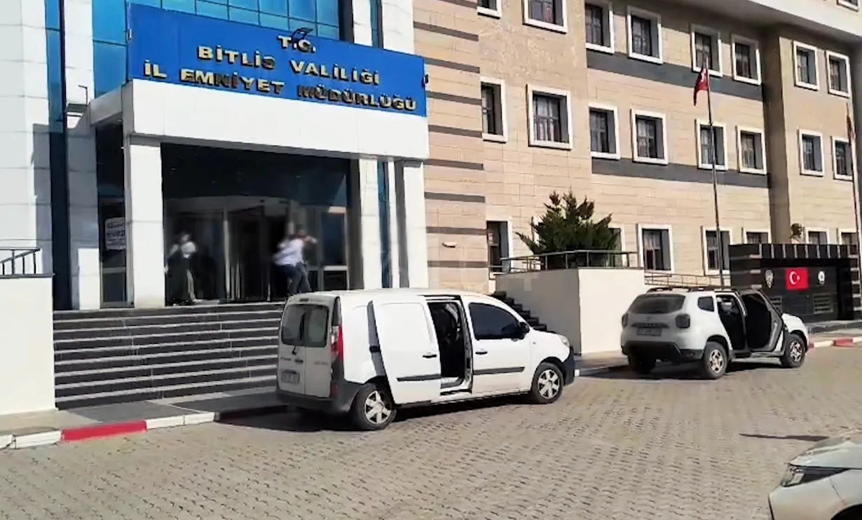 Bitlis'te düzenlenen uyuşturucu operasyonunda çok sayıda yasaklı madde ve silah bulundu