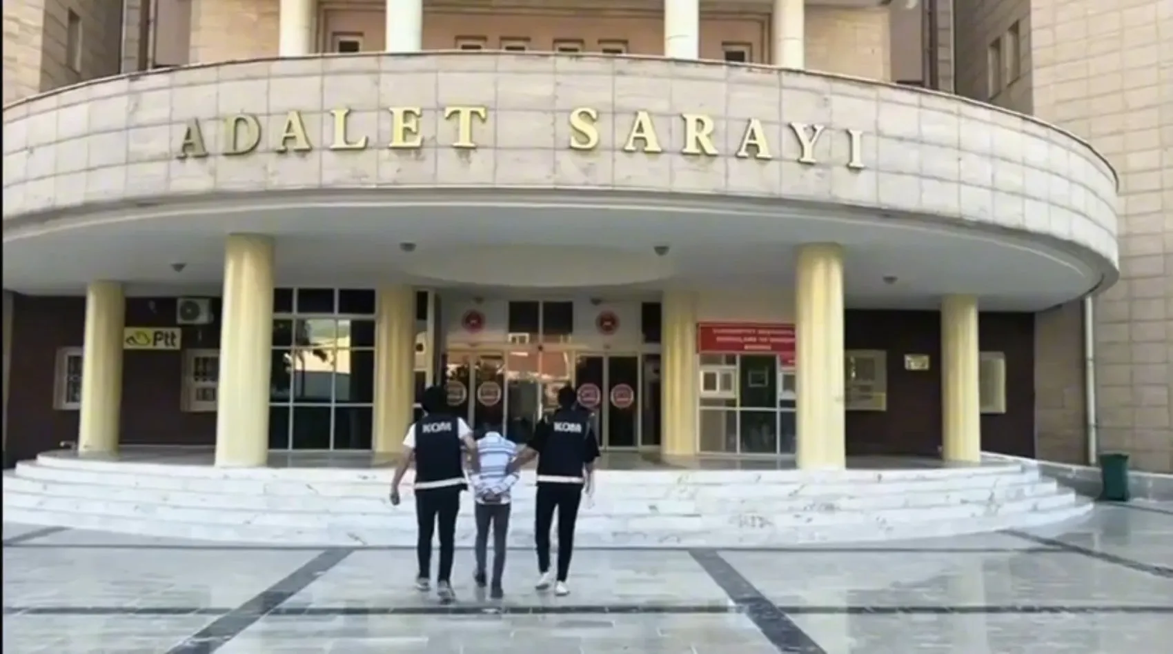Şanlıurfa'da saman çuvalları arasına gizlenmiş kaçak ürünler ele geçirildi