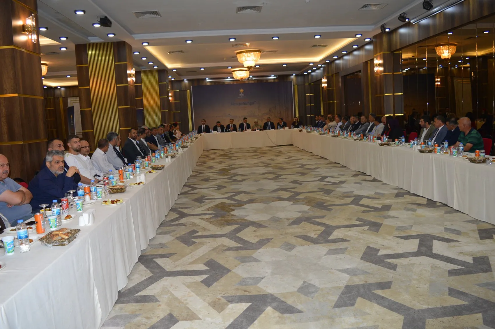 AK Parti Genel Başkan Yardımcısı Uygur Mardin'de yeni dönemi anlattı