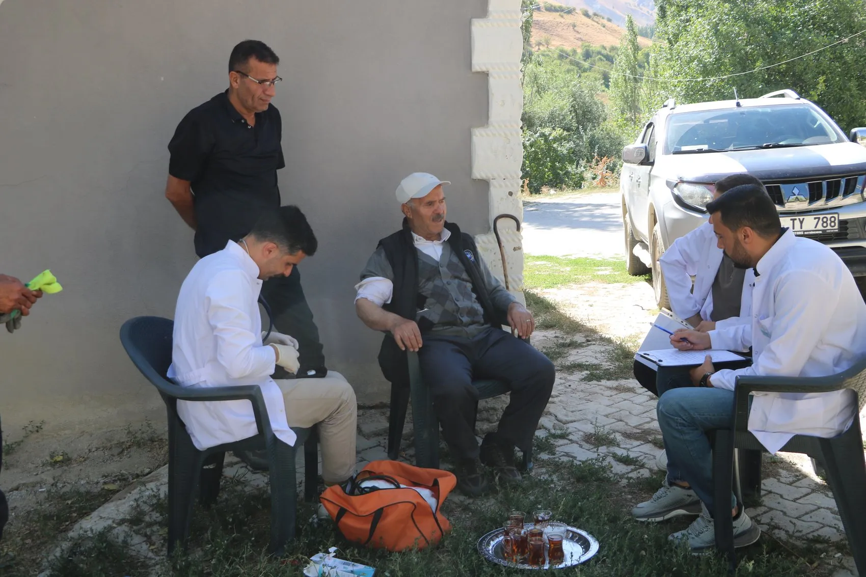 Hakkari'de sağlık ekipleri sınır köylerindeki vatandaşların ayağına gidiyor