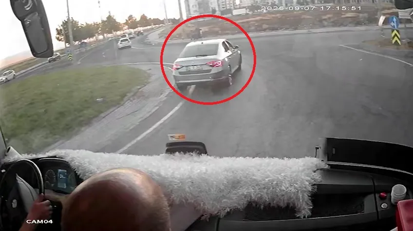 Diyarbakır'da kaldırımda yürüyen anne ve iki çocuğuna otomobil çarptı