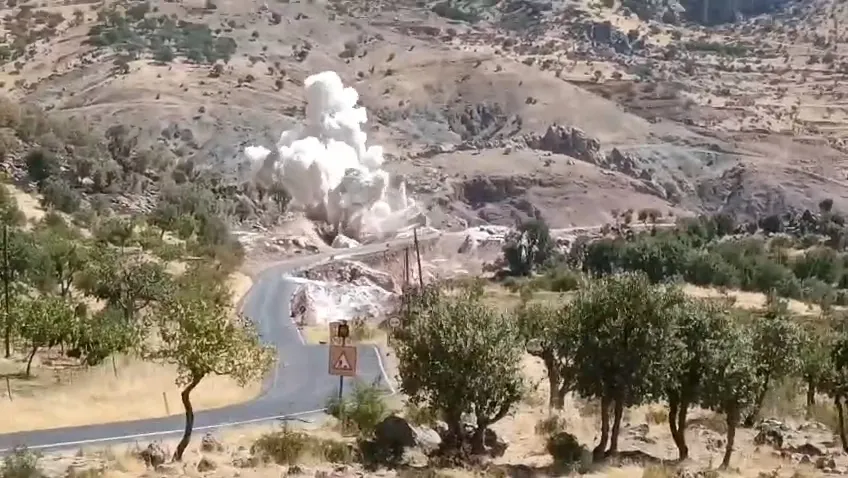 Siirt Pervari yolunda kaya kütleleri kontrollü patlatma ile temizlendi