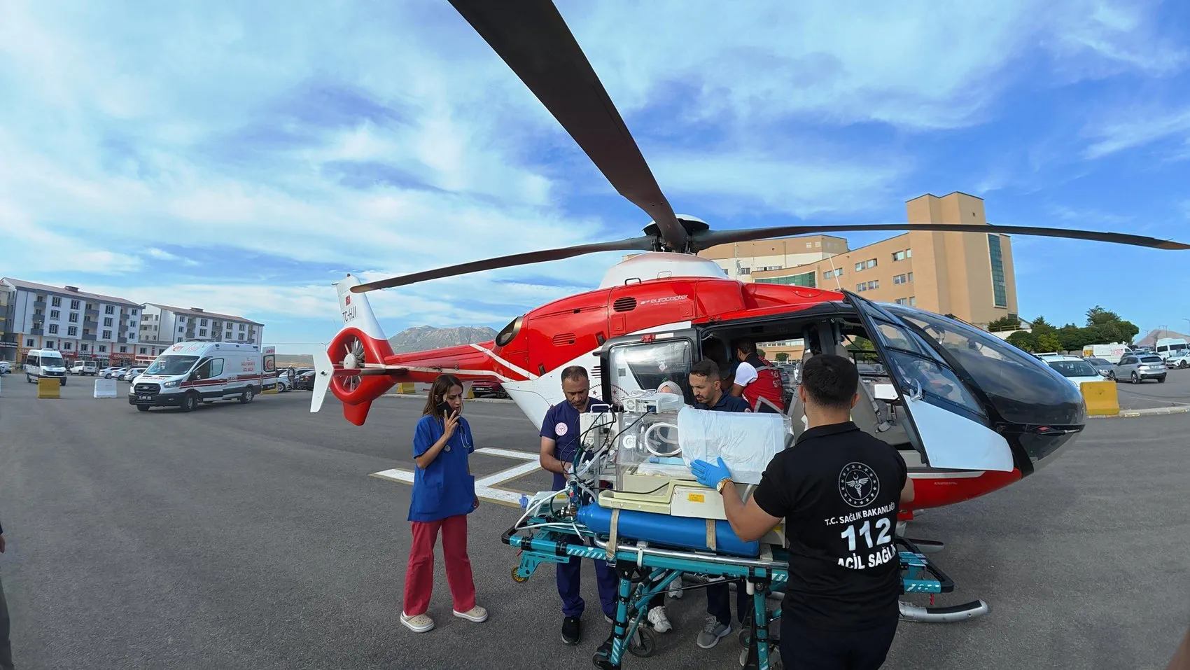 Bitlis'te dünyaya gelen minik bebek helikopter ambulansla Van'a taşındı