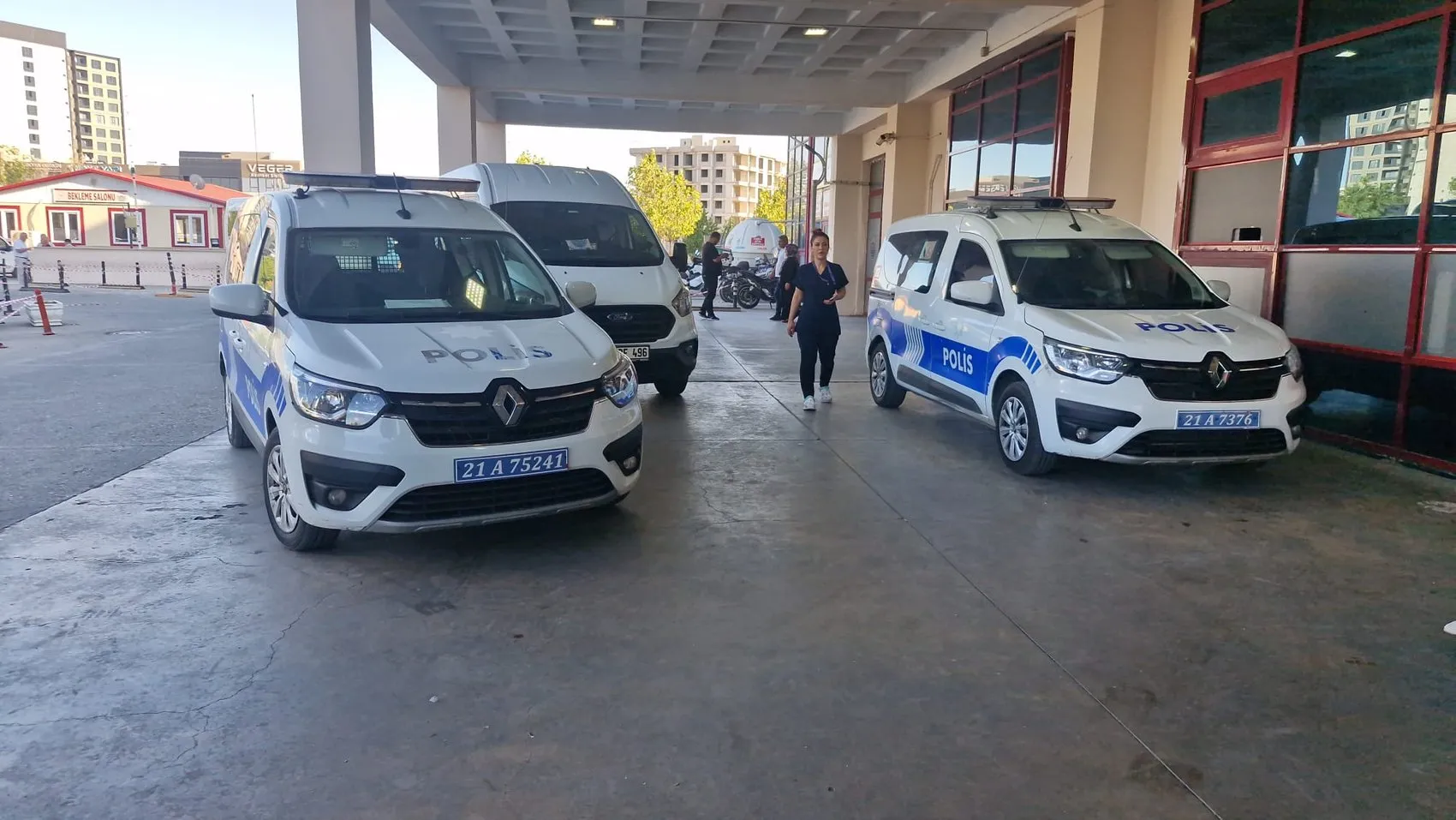 Diyarbakır'da kırmızı ışıkta bekleyen cipe silahlı saldırı düzenlendi