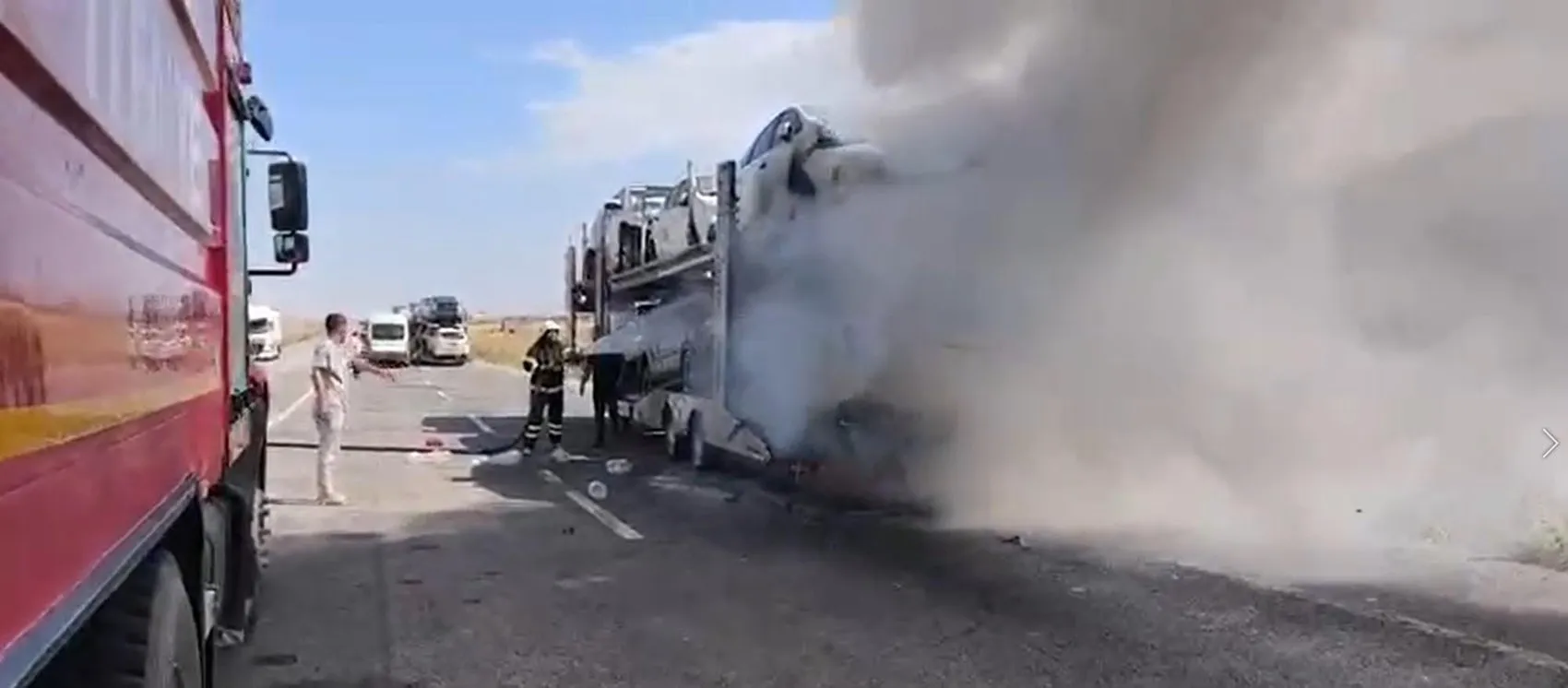 Doğubayazıt'ta otomobil yüklü TIR alevlere teslim oldu