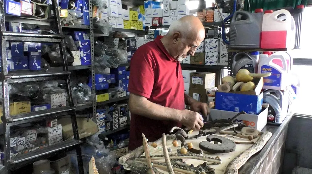 Vanlı Sami Demir atık malzemelerden sanat eserleri üretiyor