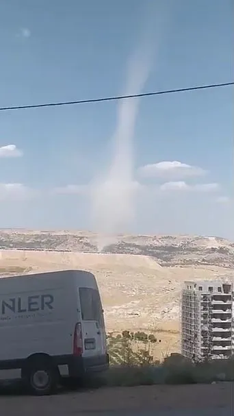 Mardin Artuklu'da boş arazide oluşan hortum cep telefonuyla görüntülendi