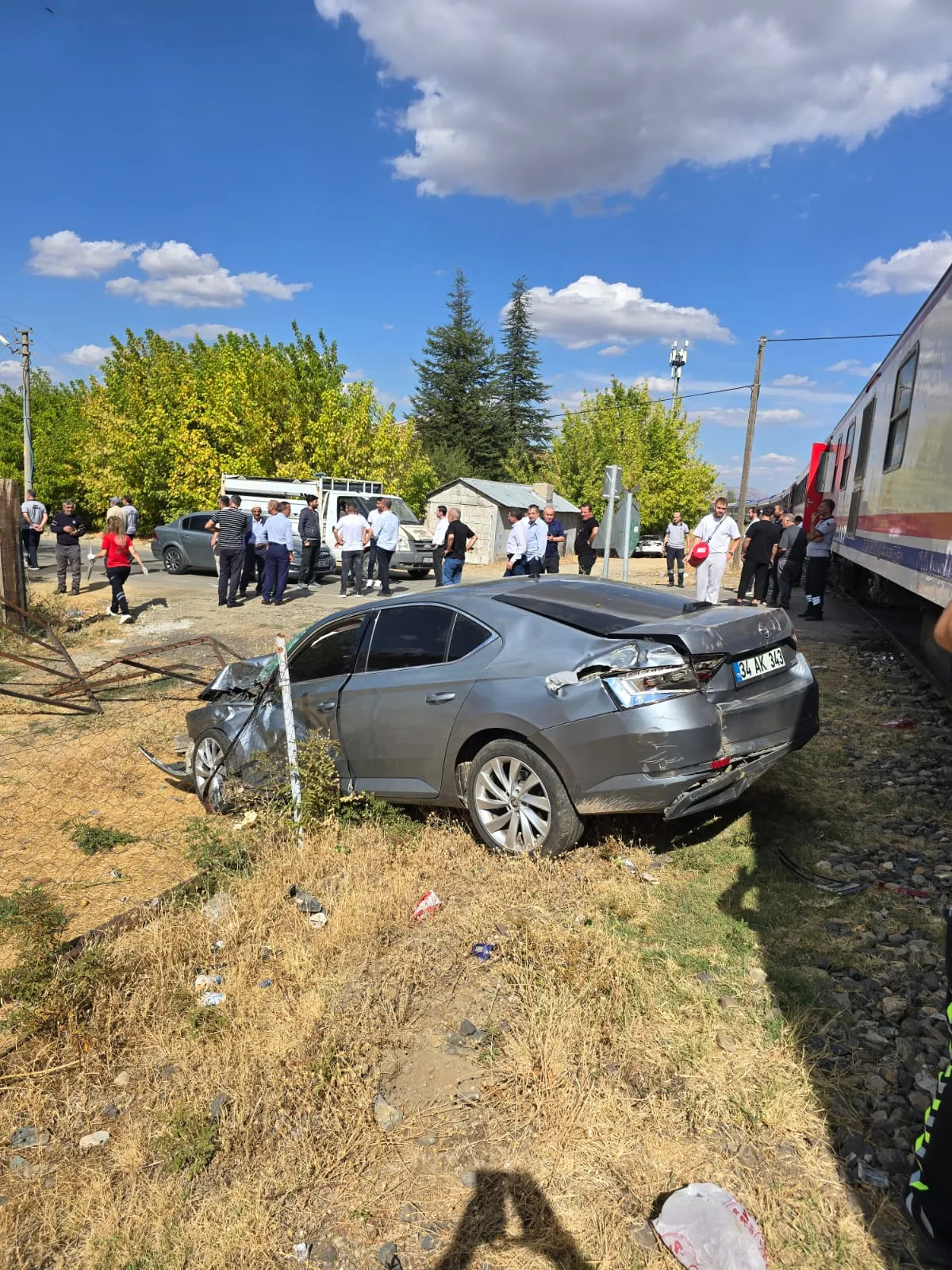 Bingöl'de yolcu treni hemzemin geçitte otomobile çarptı