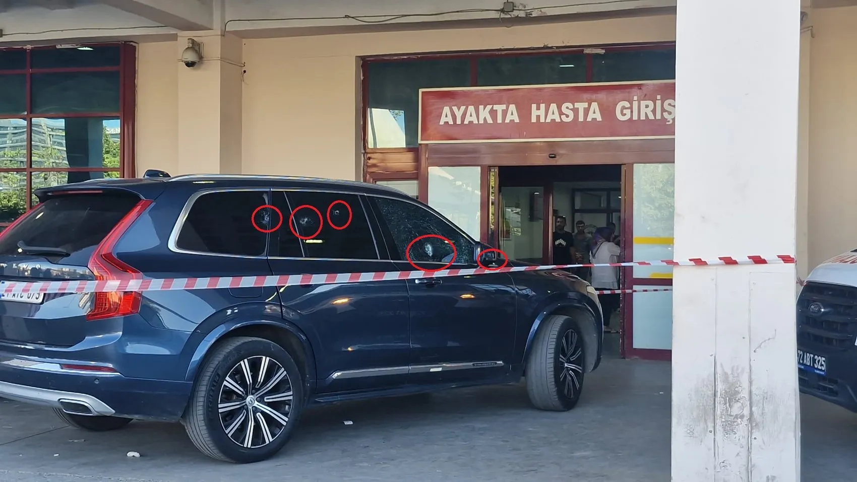 Diyarbakırda kırmızı ışıkta bekleyen araca düzenlenen silahlı saldırı kameraya yansıdı
