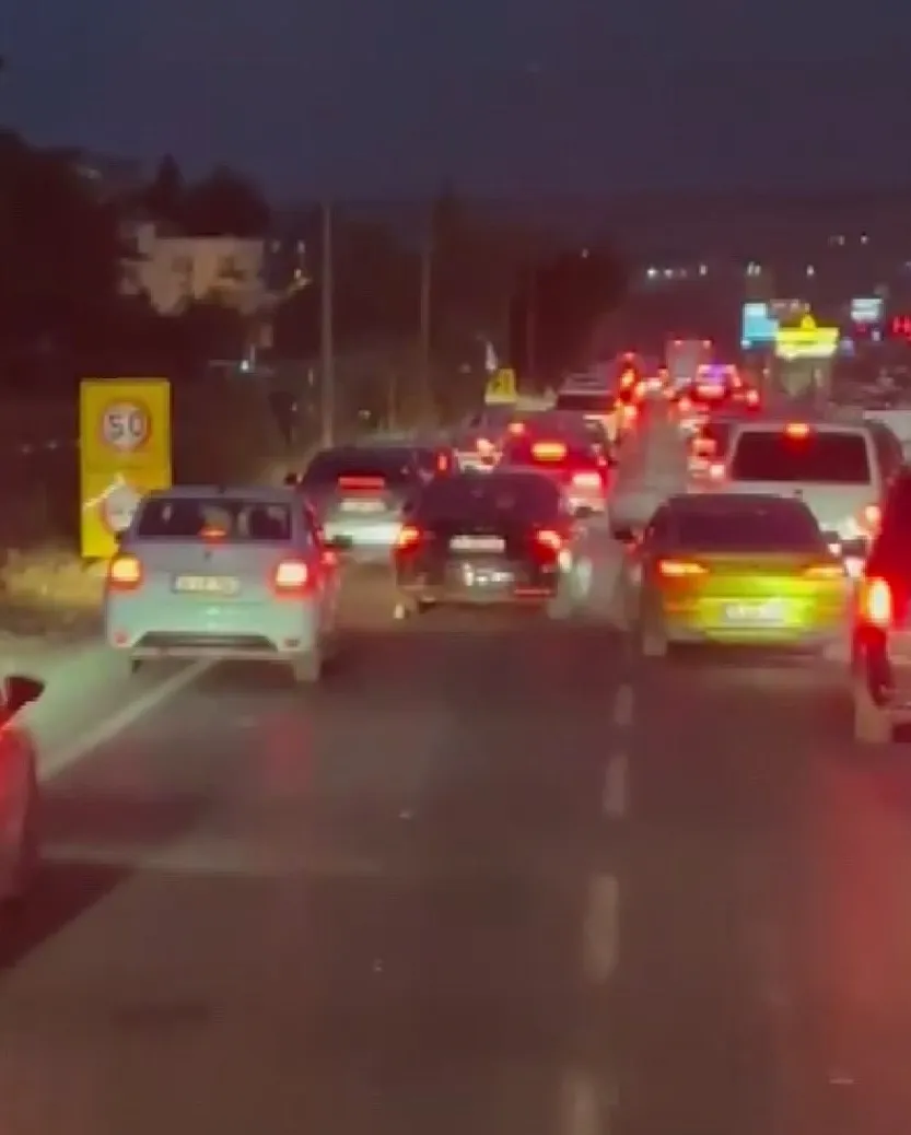 İtfaiyeye yol vermeyen çakarlı otomobil tepki topladı