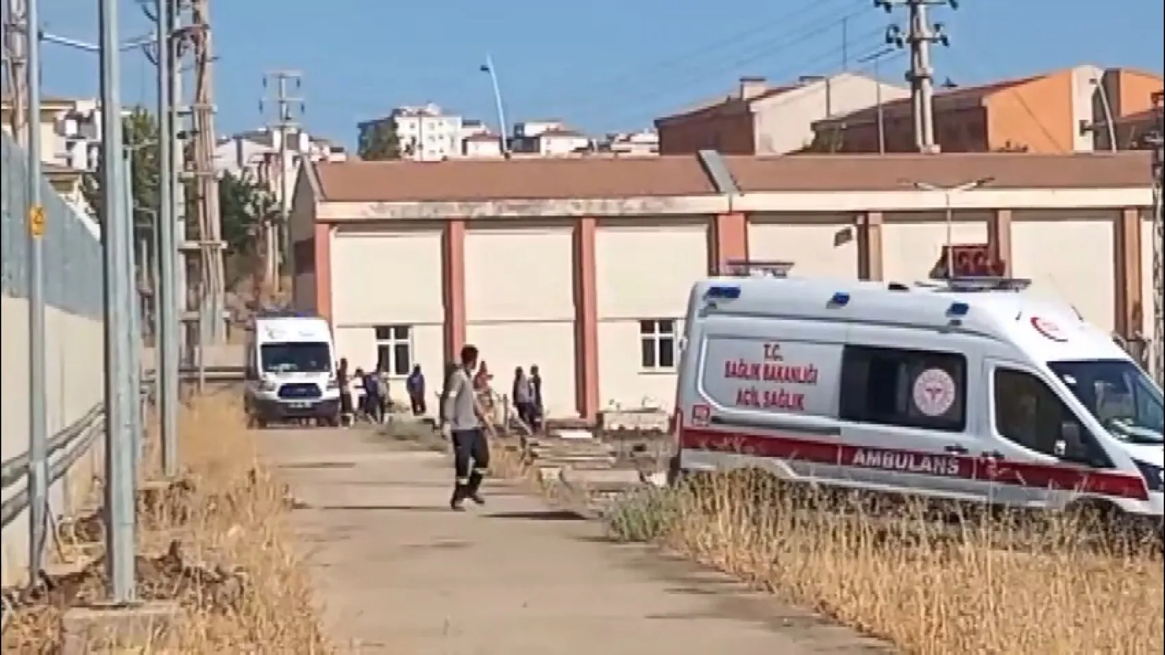 Diyarbakırda boya yapan iki işçi tiner kokusundan zehirlenerek hastaneye kaldırıldı