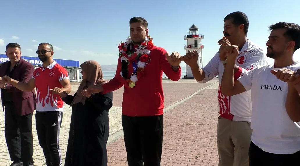 Dünya şampiyonu Furkan Bilici memleketi Van'da büyük bir coşkuyla karşılandı