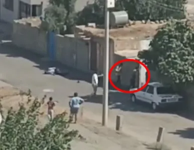 Kızıltepe'de silahlı saldırı sonrası şüphelilerin rahat tavırları kameraya yansıdı