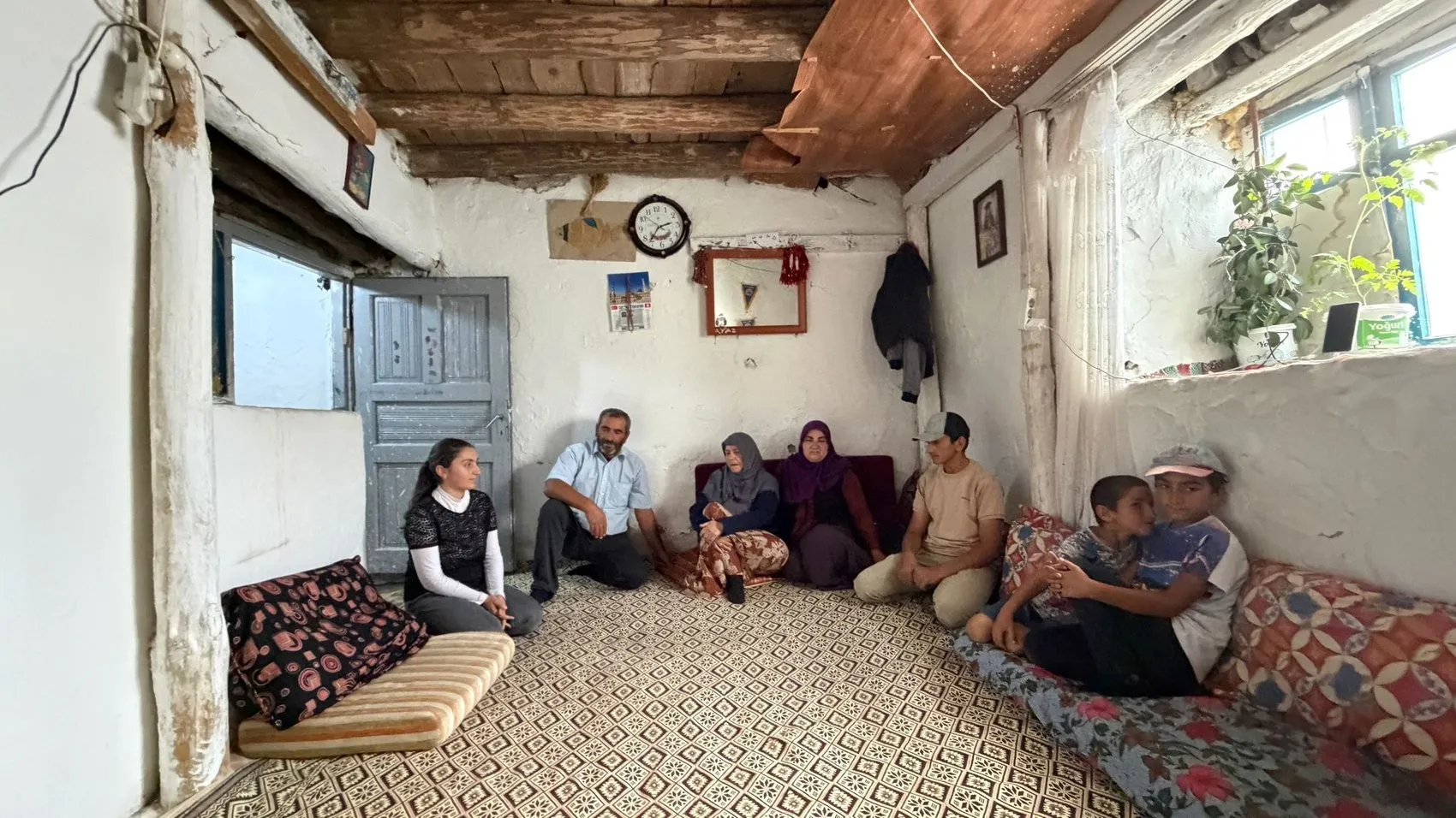 Ağrı'da 9 kişilik aile 80 yıllık harabe evden modern yuvaya taşındı