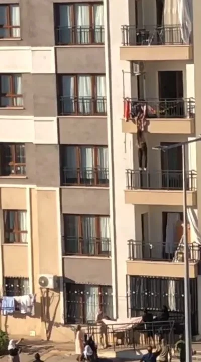 Diyarbakır'da balkondan düşmek üzere olan çocuğu tırmanarak kurtardı