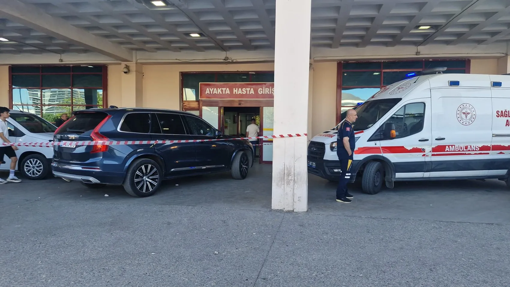Diyarbakır'da kırmızı ışıkta bekleyen cipe silahlı saldırı düzenlendi