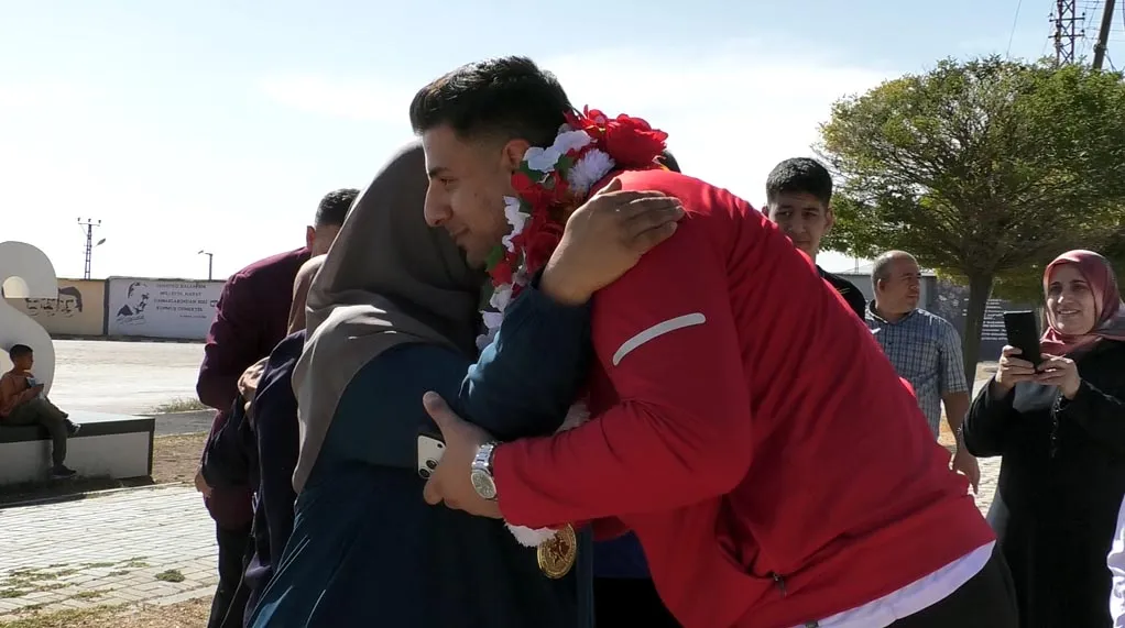 Dünya şampiyonu Furkan Bilici memleketi Van'da büyük bir coşkuyla karşılandı
