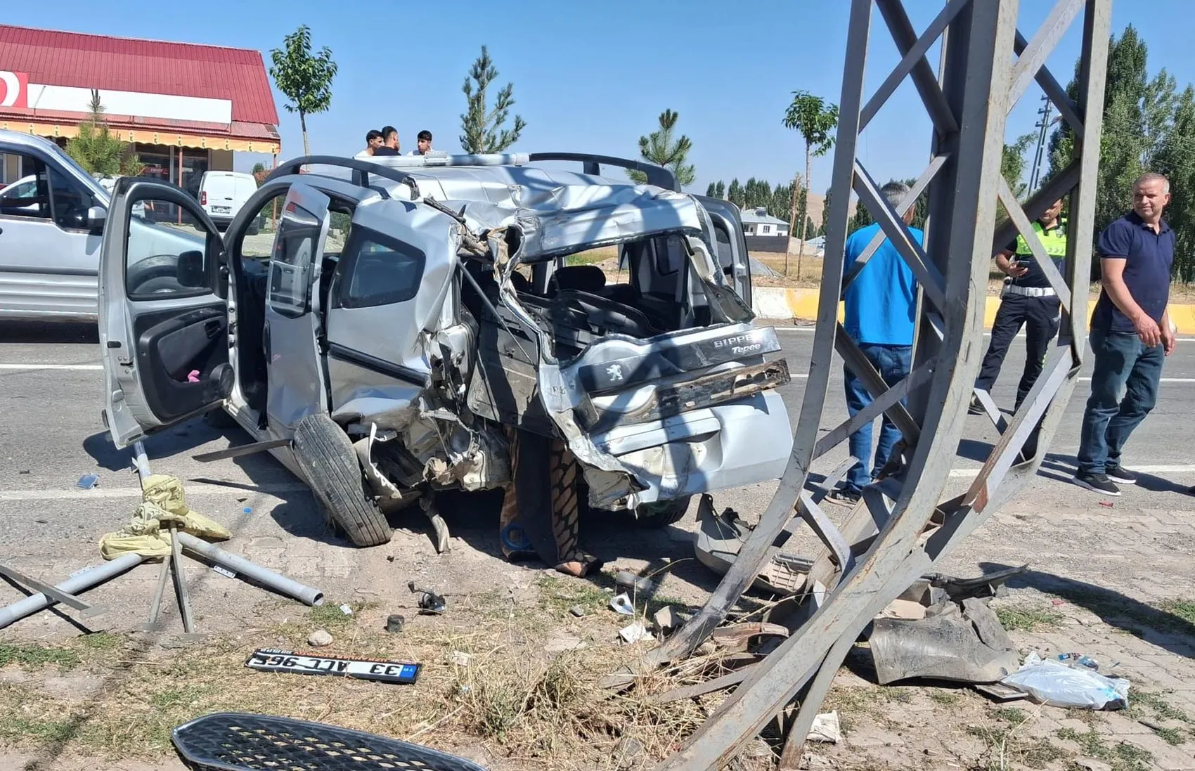 Patnos ilçesinde iki aracın karıştığı kazada dört kişi yaralandı