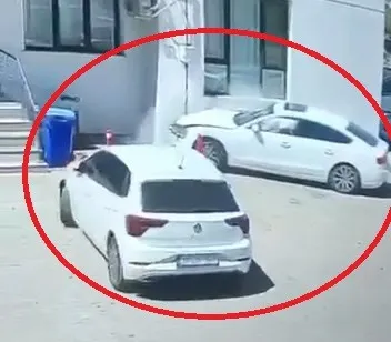 Diyarbakır'da site içinde kaza anı güvenlik kamerasına yansıdı