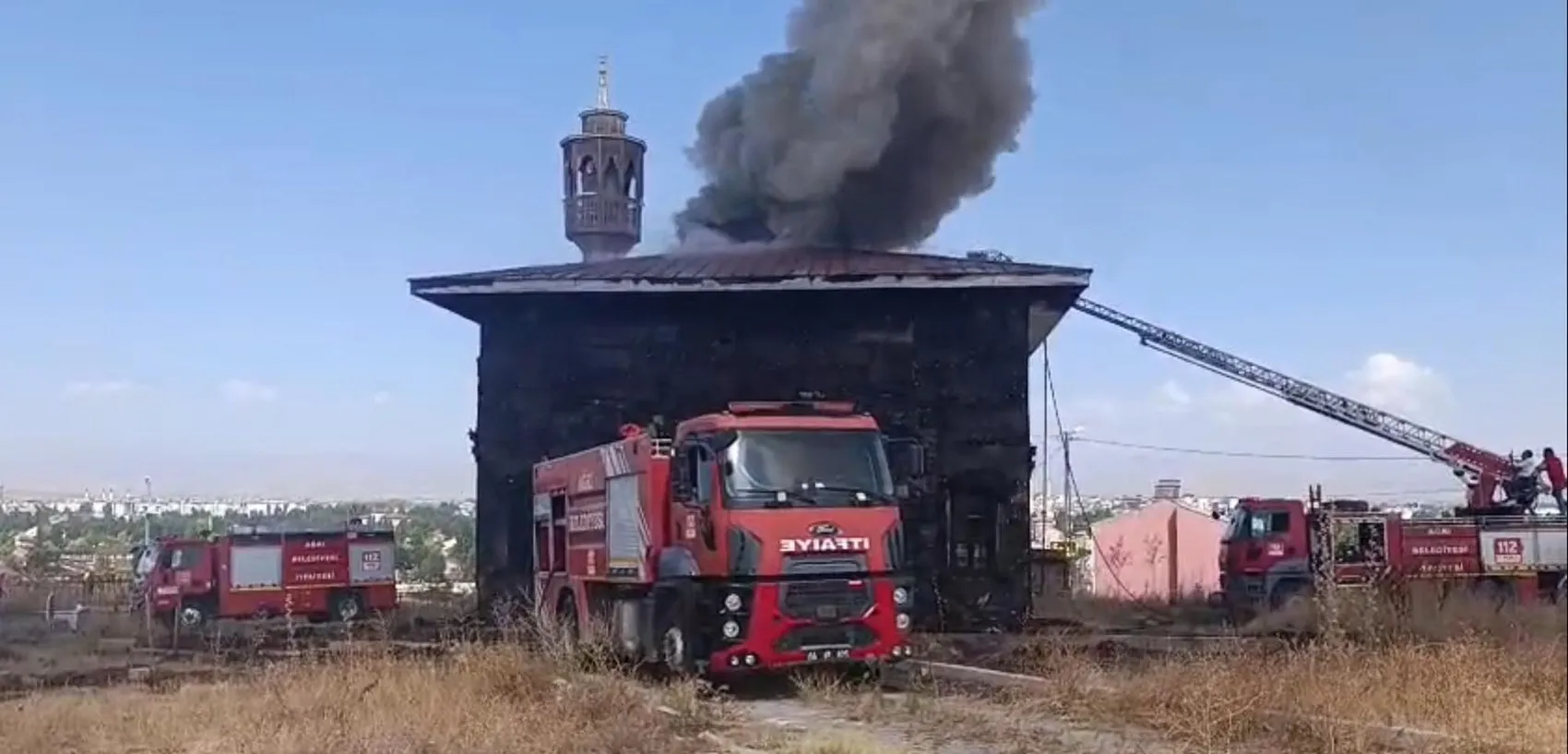 Ağrı Şehir Mezarlığı içindeki camide yangın paniği