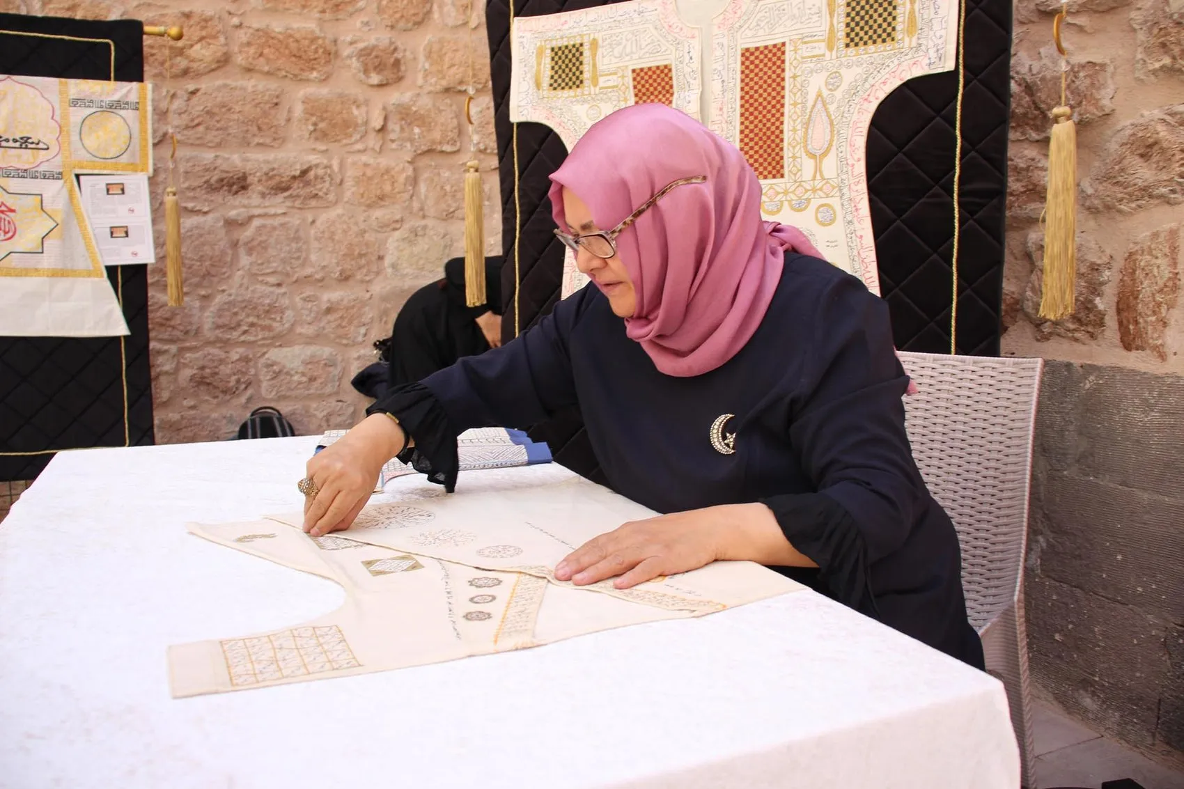 İshak Paşa Sarayı'nda Dualı Sultan Gömlekleri Sergisi Açıldı
