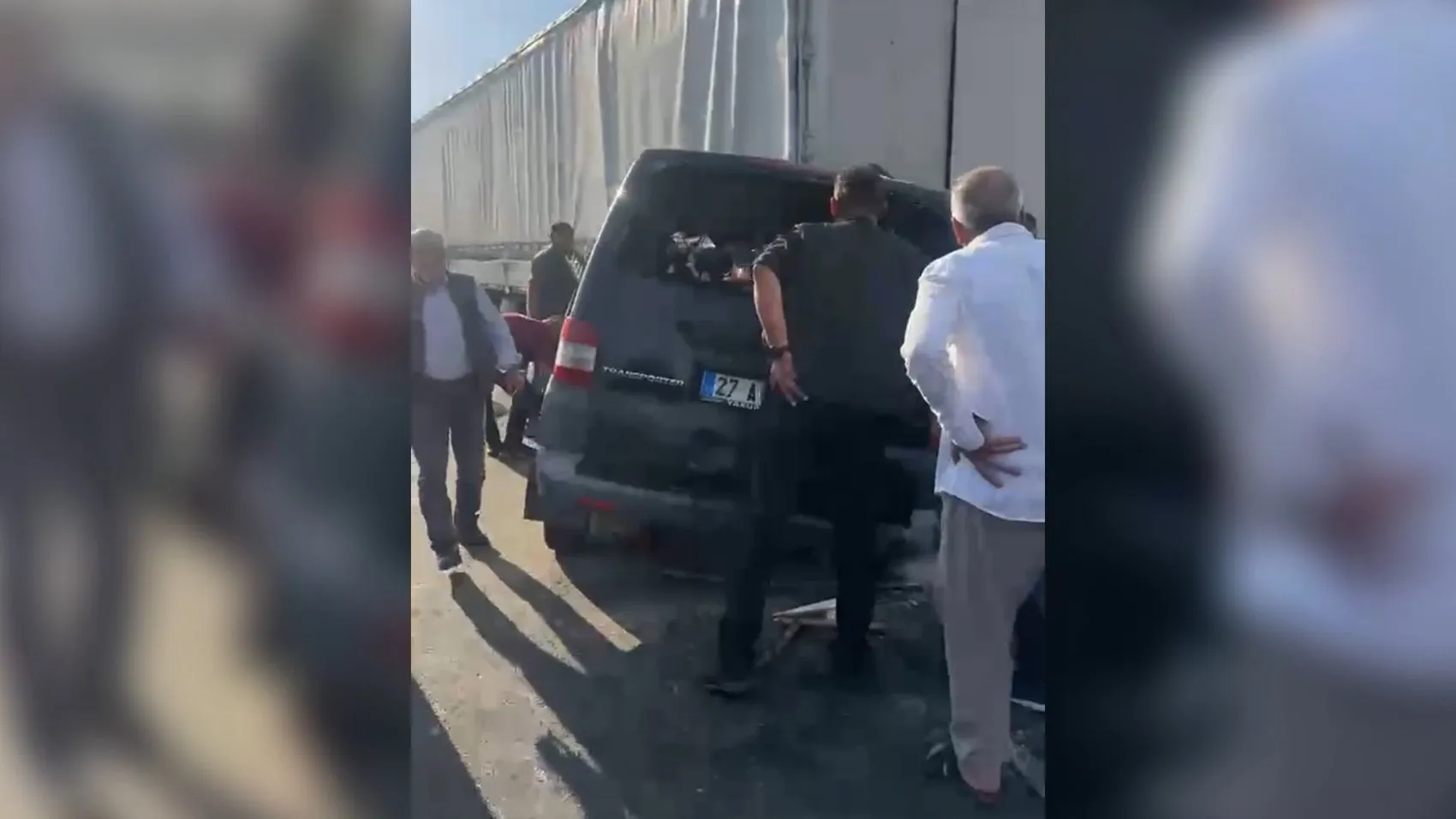 Şanlıurfa'da minibüs TIR'a çarptı: 2 kişi yaşamını yitirdi