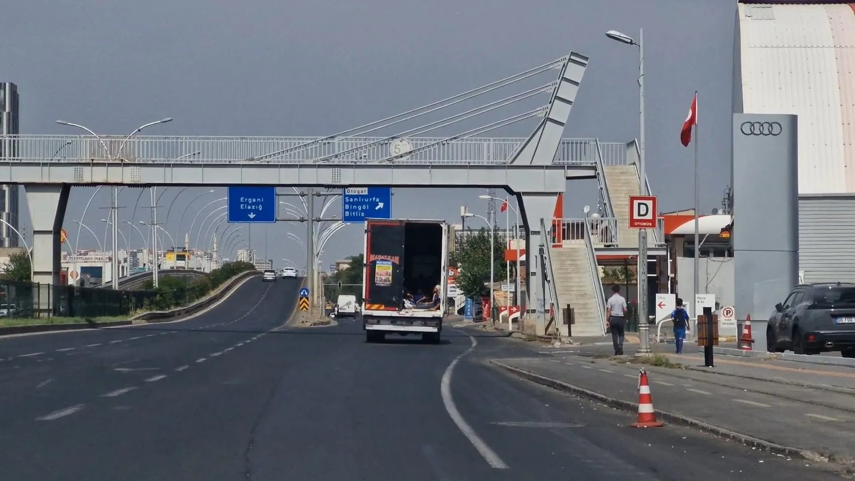 Diyarbakır trafiğinde kamyonet kasasında tehlikeli yolculuk kameraya yansıdı