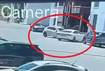 Diyarbakır'da site içinde kaza anı güvenlik kamerasına yansıdı