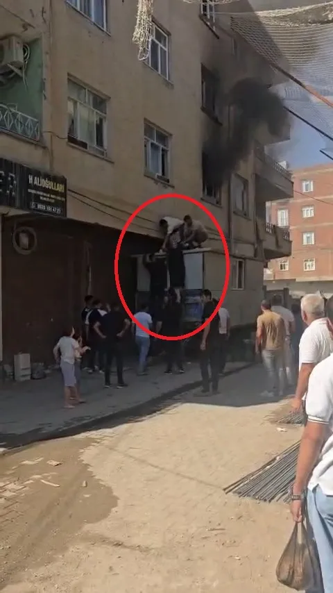 Bismil'de apartman yangını mahsur kalan kadını vatandaşlar kurtardı