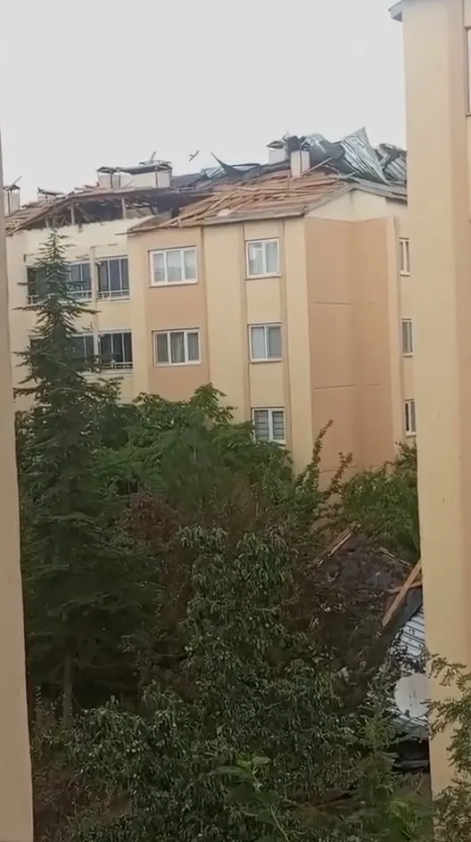 Bingöl'de etkili olan şiddetli rüzgar binaların çatılarını yerinden söktü