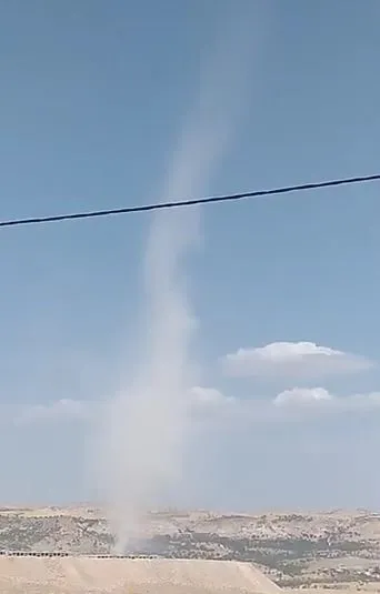 Mardin Artuklu'da boş arazide oluşan hortum cep telefonuyla görüntülendi